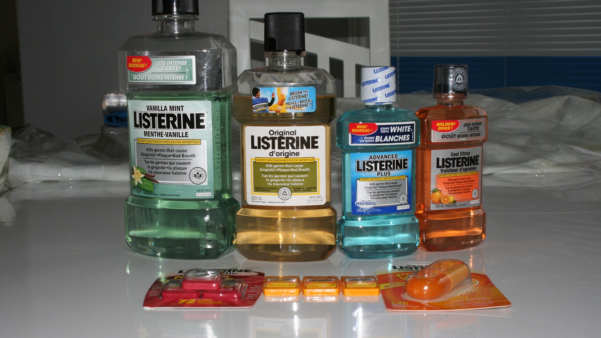 桌面上多瓶 Listerine 漱口水产品与药板 16:9 封面图